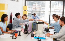 Nawet trzy miesięczne pensje. Komu i kiedy przysługuje odprawa?