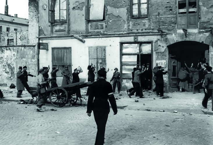 20 sierpnia, Śródmieście Północne. Jeńcy niemieccy z załogi PAST-y eskortowani przez powstańców na podwórze kamienicy przy Zielonej 34 (fot. Eugeniusz Lokajski „Brok”/Muzeum Powstania Warszawskiego)