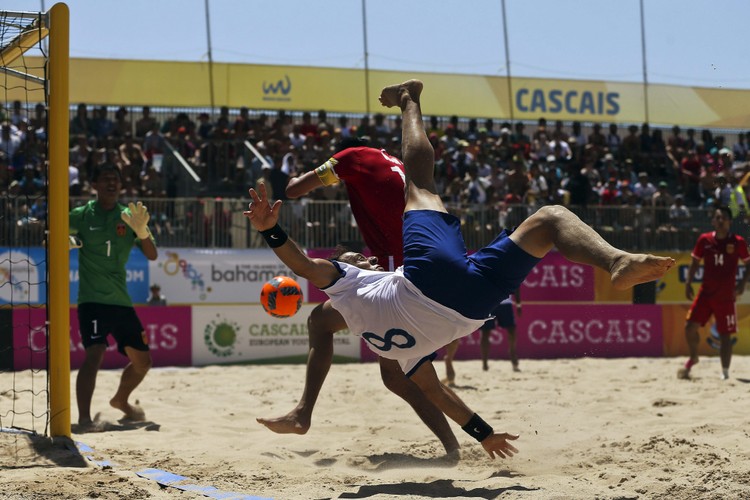 Na plaży, na plaży fajnie jest! Podczas 'Beach Soccer Mundialito' gra się bardzo efektownie