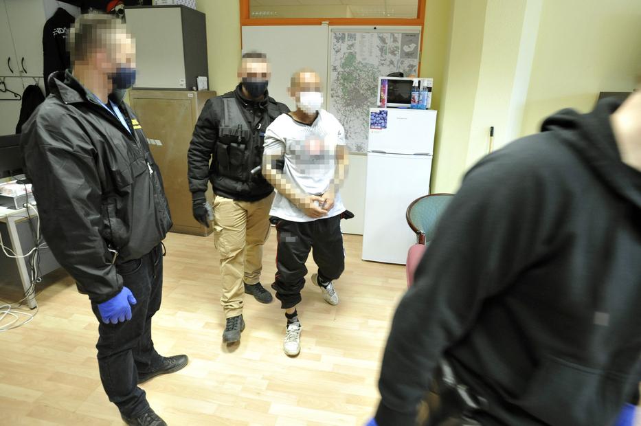 A rendőrök őrizetbe vették a bosszúálló csörögi férfit és társát / Fotó: MTI/Mihádák Zoltán