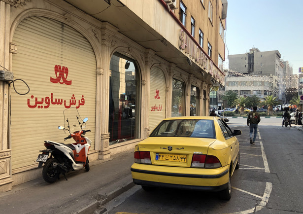 Sklepy, zamknięte w związku z falą protestów w Teheranie