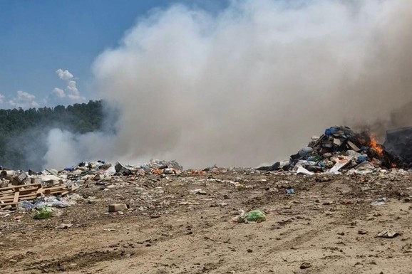 Požar na deponiji kod Priboja: VATRA ZAHVATILA ŠUMU, vatrogasci na terenu