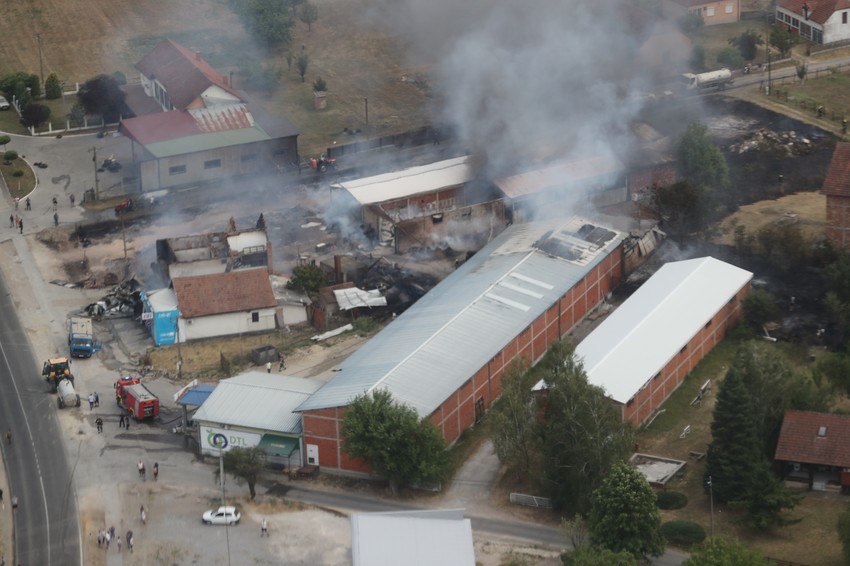 Vatra zahvatila objekte