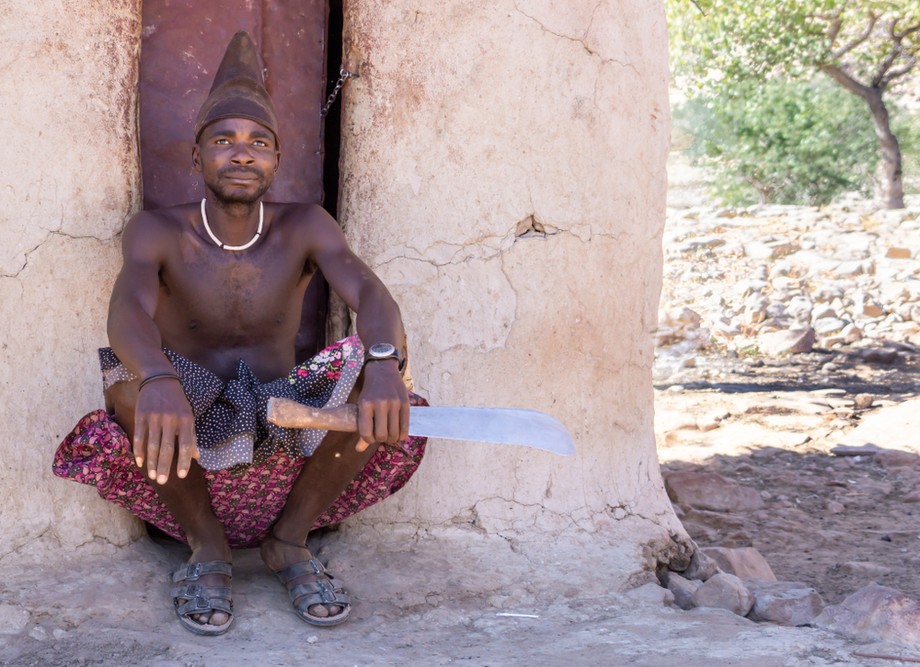 U Himba panuje niepisana zasada, że mężczyzna nie powinien wracać do domu po zmroku