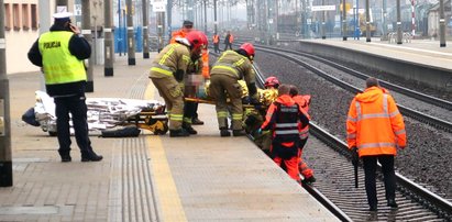 Koszmar w Lesznie! Pasażer wsiadał do pociągu i stracił nogę