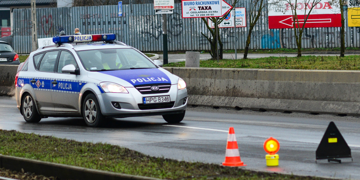 Wjechał pod autobus i zadławił się szczęką. Uratował go policjant