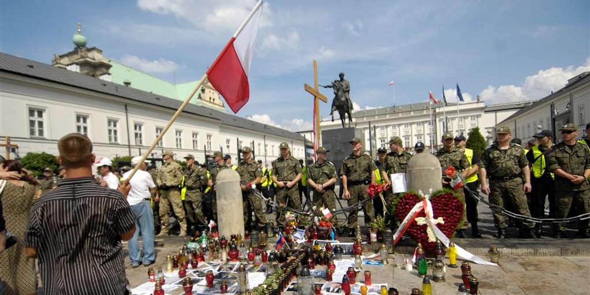 Obrońcy krzyża to przekrój całego społeczeństwa. Przed Pałacem Prezydenckim był nawet biznesmen Włodzimierz Kaczanow, ojciec seksualnej rekordzistki Marianny Rokity