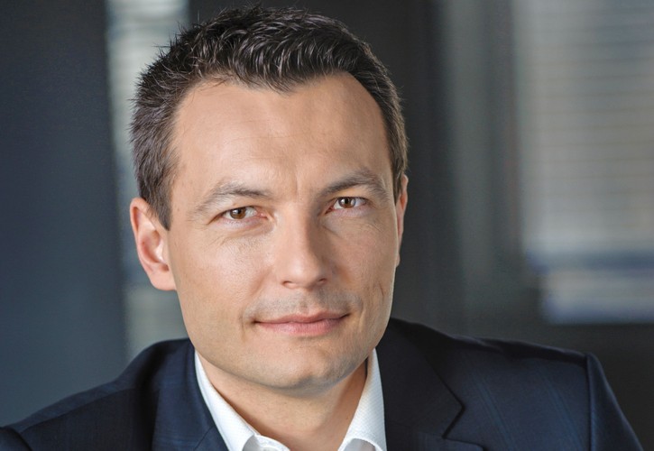 Jeszcze kilka lat temu właścicielom małych sklepów i wielkich sieci handlowych nie śniło się, że prowizja od płatności kartami, jaką odprowadzają do banków, może spaść poniżej procenta. Zwykle przekraczała 1,5 proc. i była najwyższa w UE, a instytucje finansowe nawet nie chciały rozmawiać z detalistami na temat choćby symbolicznego obniżenia. Dziś sklepy płacą bankom 0,5 proc. od każdej transakcji, a wkrótce będą odprowadzać jeszcze mniej: 0,2–0,3 proc. Ta rewolucja nie byłaby możliwa, gdyby nie Fundacja Rozwoju Obrotu Bezgotówkowego, na której czele niemal od początku stoi Robert Łaniewski. Zanim na arenie walki o niższe koszty obsługi kart pojawiła się FROB, o takiej konieczności mówili przede wszystkim przedstawiciele zagranicznych sieci super- i hipermarketów. Bankowcom łatwo było zbijać ich argumenty, podnosząc, że spadek prowizji obniży koszty i nabije kasę zachodnim koncernom, a nie przyniesie żadnego pozytywnego skutku dla rynku. Dopiero jednoznaczne stanowisko fundacji, czyli podmiotu robiącego wrażenie bezinteresownego i niezależnego, pozwoliło debacie na temat obniżki prowizji kartowych wznieść się na nowy poziom. Oczywiście FROB nie jest instytucją do końca niezależną. Jednak osobistym cechom charakteru Łaniewskiego, takim jak umiejętność zjednywania sobie zwolenników czy szukania i klarownego przedstawiania argumentów, zawdzięcza to, że jej racje zostały usłyszane w Narodowym Banku Polski, Ministerstwie Finansów oraz wśród polityków. Łaniewskiemu udało się zbudować szeroką koalicję, która doprowadziła do głosowania w parlamencie ustawy administracyjnie obniżającej prowizje kartowe. Fakt, że nikt z posłów nie głosował przeciwko niej, podkreśla siłę Łaniewskiego. W ubiegłym roku, gdy okazało się, że ze względu na wydarzenia na arenie międzynarodowej konieczna stała się kolejna redukcja opłat kartowych, prezes FROB nie miał wielu problemów, by przekonać Sejm i Senat do przyjęcia odpowiedniej ustawy. Najnowsze statystyki pokazujące znaczne przyspieszenie dynamiki wzrostu liczby i wartości transakcji kartami dowodzą, że wysokie koszty rzeczywiście były barierą w rozwoju obrotu bezgotówkowego w naszym kraju, a działania FROB pod wodzą Łaniewskiego – słuszne. <br>(ju)