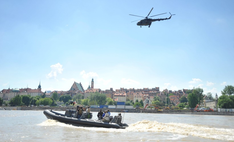 Motorówka z prezydent Warszawy Hanną Gronkiewicz-Waltz i ministrem administracji i cyfryzacji Rafałem Trzaskowskim na pokładzie podczas rejsu po Wiśle