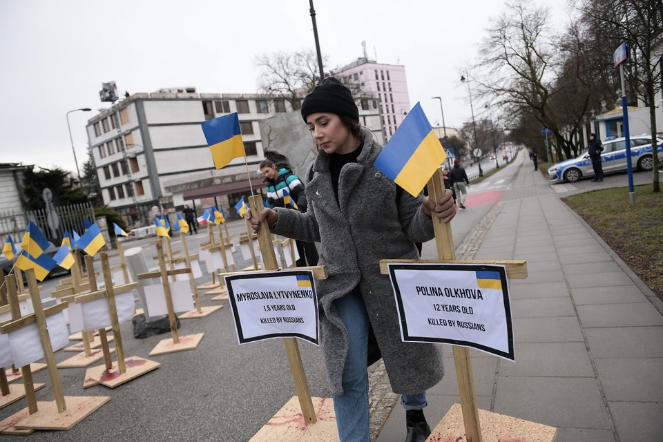 Instalacja złożona z krzyży przed rosyjską ambasadą w Warszawie