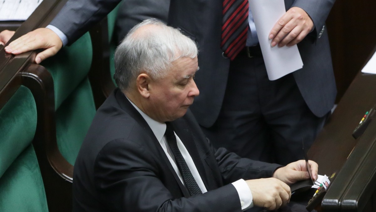 W Polsce potrzebna jest nowa władza - powiedział w Poznaniu prezes PiS Jarosław Kaczyński. Podkreślił, że warunkiem dobrej zmiany jest pełne zwycięstwo PiS w październikowych wyborach parlamentarnych "dające możliwość skonstruowania jednopartyjnego rządu". Dodał także, że "mamy dzisiaj bardzo złą sytuację, rozkład państwa, który wyjątkowo negatywnie wpływa na stan życia społecznego".