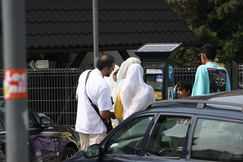 Problem z zapłatą za parking mają szczególnie goście z Bliskiego Wschodu. Obecnie przebywa ich pod Giewontem kilka tysięcy