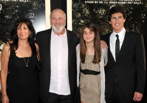 Sin zvanično optužen za ubistvo slavnih roditelja, preti mu smrtna kazna