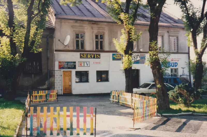Plac Skarbka w latach 90. Fotografia ze zbiorów Muzeum Żydowskiego