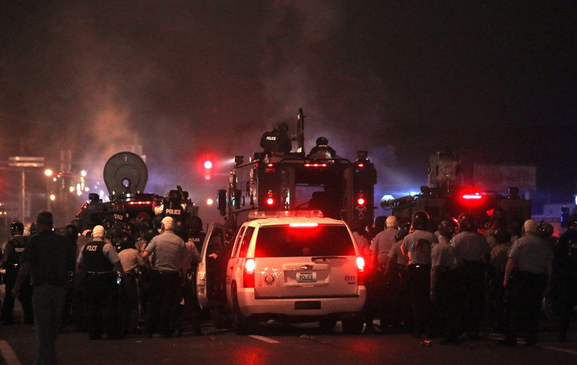 Ferguson, stan Missouri, USA: Policja rozpędza tłum demonstrantów. Fot. EPA/ED ZURGA/PAP