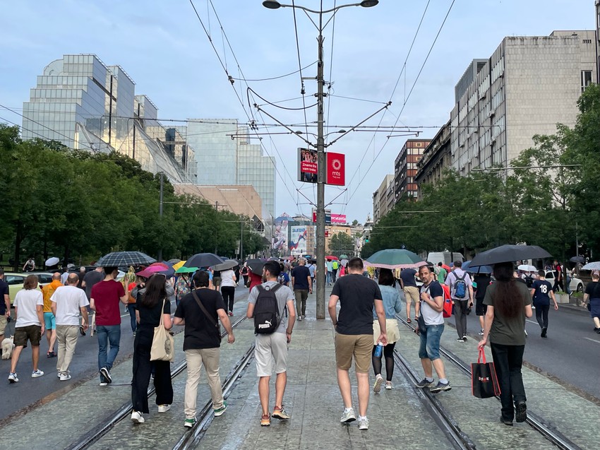 Nešto posle 19 sati u Beogradu je počela slaba kiša: Protest, Beograd (24.06)