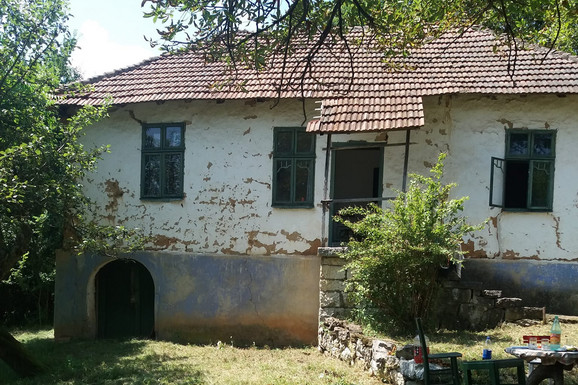 Staru kuću na placu od 22 ara Ljiljana prodaje za samo 12.000 evra! U tu cenu uračunala i 4 hektara šuma, livada i njiva, ali ima jedna caka