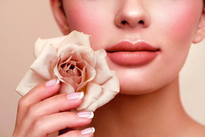 Posle četrdesete, dobar ruž ne prekriva godine već neguje usne i ističe njihov prirodan volumen