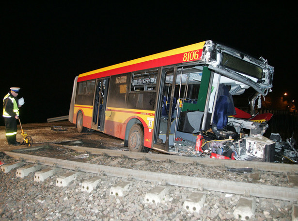 Autobus wbił się w lokomotywę