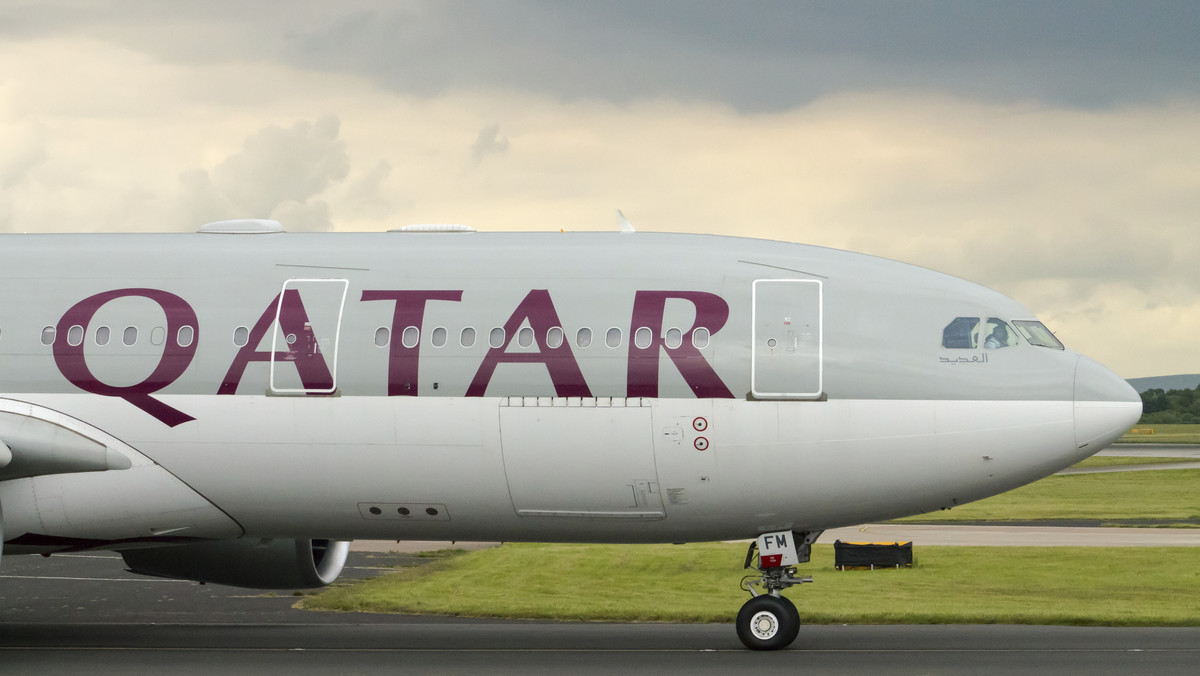 Samolot linii Qatar Airways lecący z Dohy na indonezyjską wyspę Bali musiał awaryjnie lądować w Indiach po tym, jak jedna z pasażerek odkryła zdadę małżeńską i wszczęła awanturę na pokładzie. O sprawie czytamy na portalu "Hindustan Times".