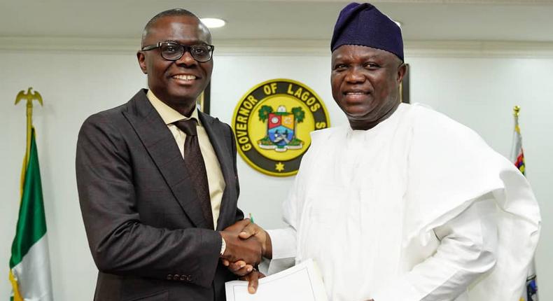 Lagos State governor-elect, Babajide Sanwo-Olu (L), shakes hands with outgoing governor, Akinwunmi Ambode (R), at an official handover ceremony in Alausa [Twitter/@jidesanwoolu]