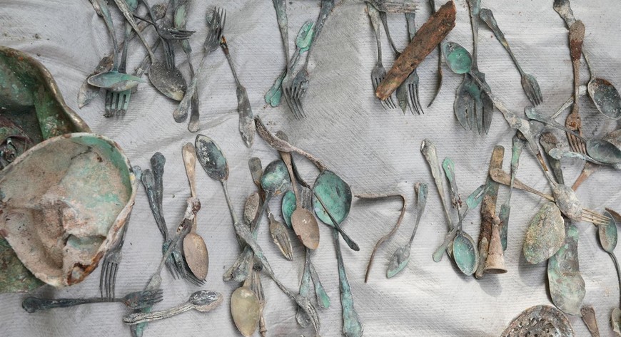 Część przedmiotów odkrytych podczas prac przy ul. Sienkiewicza. Archeolodzy natrafili m.in. na elementy lamp, ceramikę i sztućce sprzed wojny.