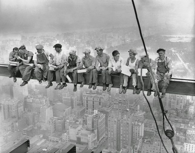 Słynne zdjęcie pt. "Śniadania na szczycie drapacza chmur" przedstawia robotników pracujących przy budowie Rockefeller Center