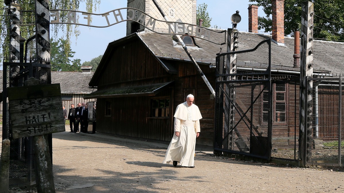 Trzeciego dnia swojej wizyty w Polsce papież Franciszek odwiedził teren byłego obozu zagłady Auschwitz II-Birkenau w Oświęcimiu. Niemal cała wizyta odbyła się w ciszy. O możliwość pomodlenia się pod pomnikiem w Birkenau poprosił sam papież. Na miejscu byli również byli więźniowie, dla których wizyta Franciszka w trakcie ŚDM jest szczególnym wydarzeniem.