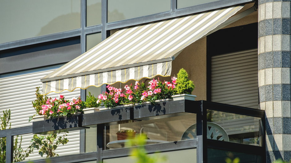 Markiza to popularne rozwiązanie pozwalające na uzyskanie cienia na balkonie - ifeelstock/stock.adobe.com