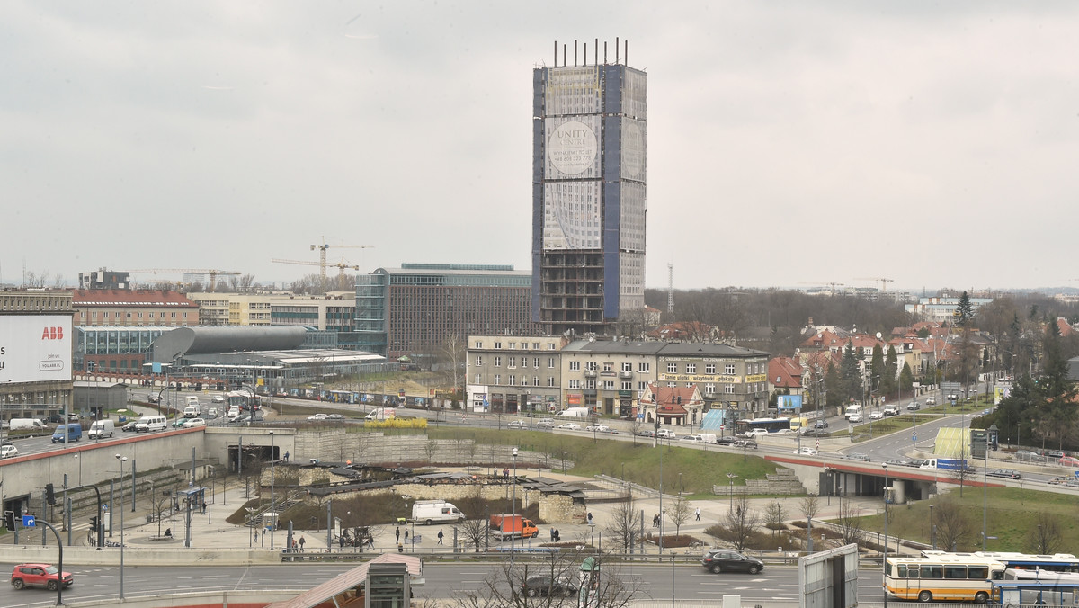 Nieznany śmiałek wspiął się po stalowej konstrukcji niedokończonego wieżowca, stojącego przy rondzie mogilskim w Krakowie. Wideo z tego wyczynu zostało opublikowane w serwisie YouTube.