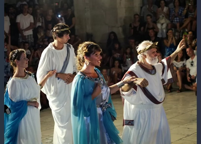 Dioklecjan pozdrawia poddanych fot. Visitsplit.com
