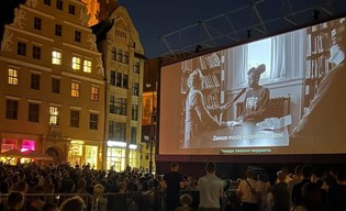Pan Tadeusz na wrocławskim Rynku. Jubileuszowy pokaz filmu Andrzeja Wajdy