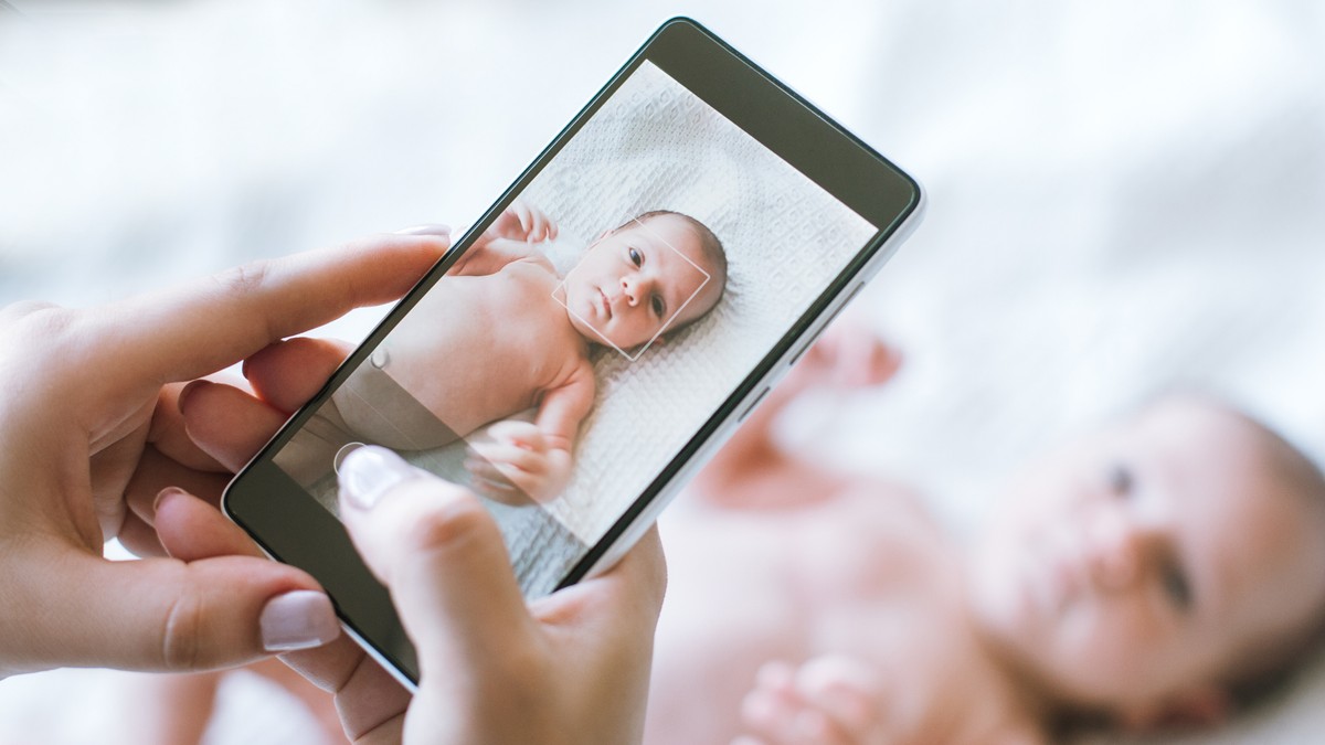 Noworodek w obiektywie smartfonu