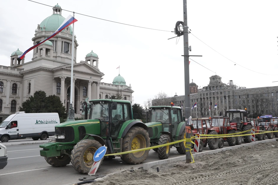 Traktori ispred Pionirskog parka