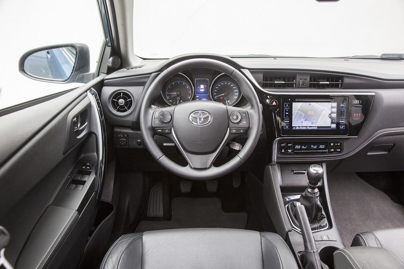Toyota Auris - na rynku od 2013 r., kosztuje od 57 900 zł 
