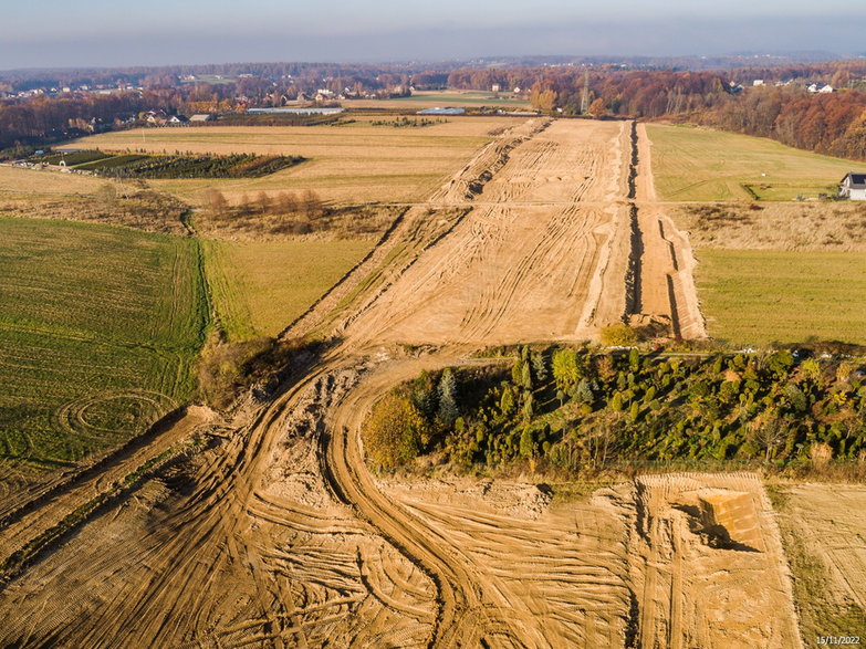 Budowa drogi ekspresowej S-1 - odcinek Dankowice - węzeł Suchy Potok - zdjęcia z drona - 15.11.2022 - autor: GDDKiA