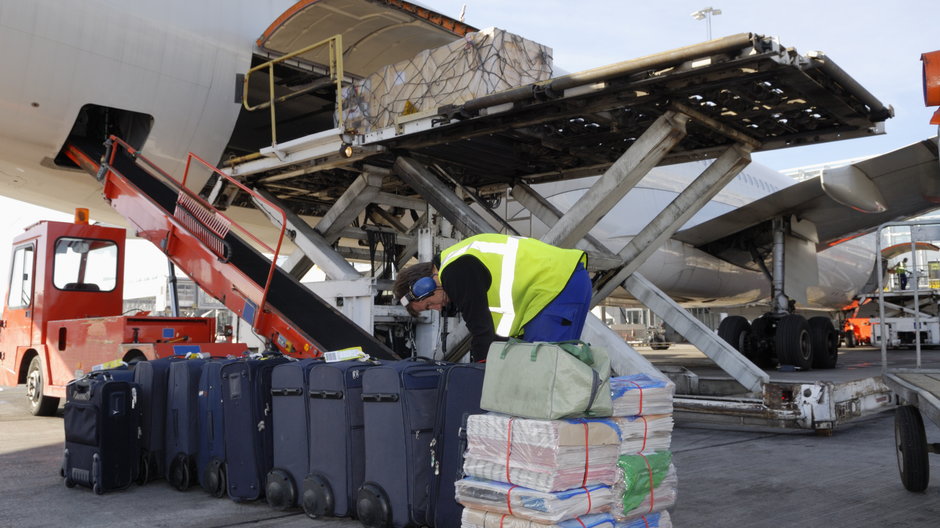 Piloci holenderskich linii lotniczych proszeni o pomoc w ładowaniu bagaży pasażerów 