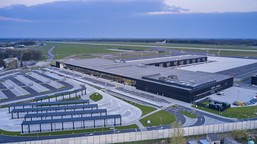 po pustym lotnisku w radomiu hula wiatr. minister chce je uratować