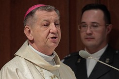 Apel biskupa do mundurowych: Szczepmy się, wskazania papieża Franciszka są jasne