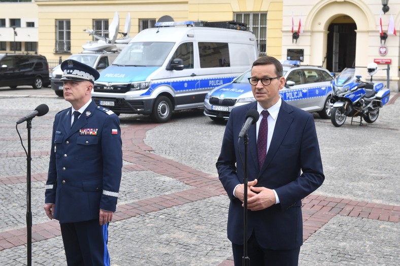 Generał Jarosław Szymczyk i premier Mateusz Morawiecki na wspólnej konferencji prasowej w 2021 r.