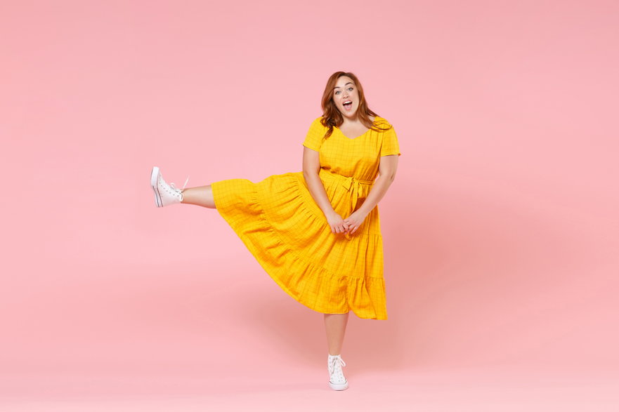 Żółta sukienka - Adobe Stock - ViDi Studio