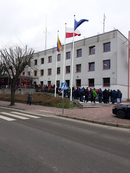 Wielu z nich koczowało na zmianę całą noc, od wczorajszego popołudnia, od godz. 15.