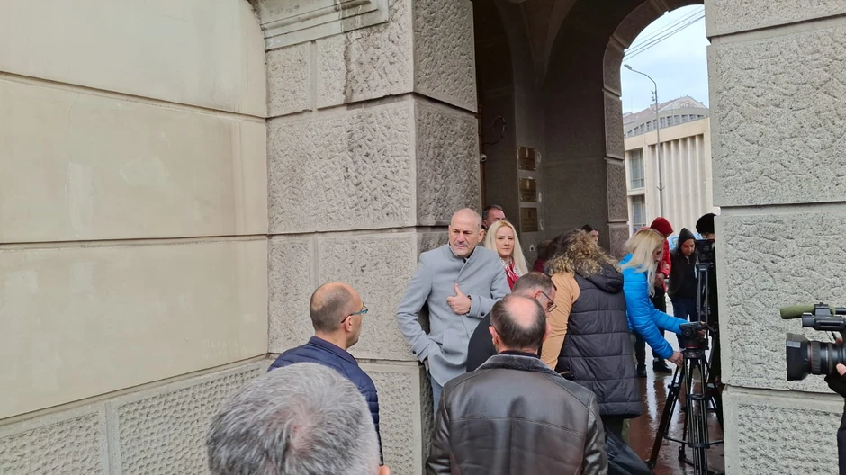 Dolazak roditelja ubijenog Andreja sa roditeljima iz Ribnikara, Dubone i Orašja u Viši sud u Nišu