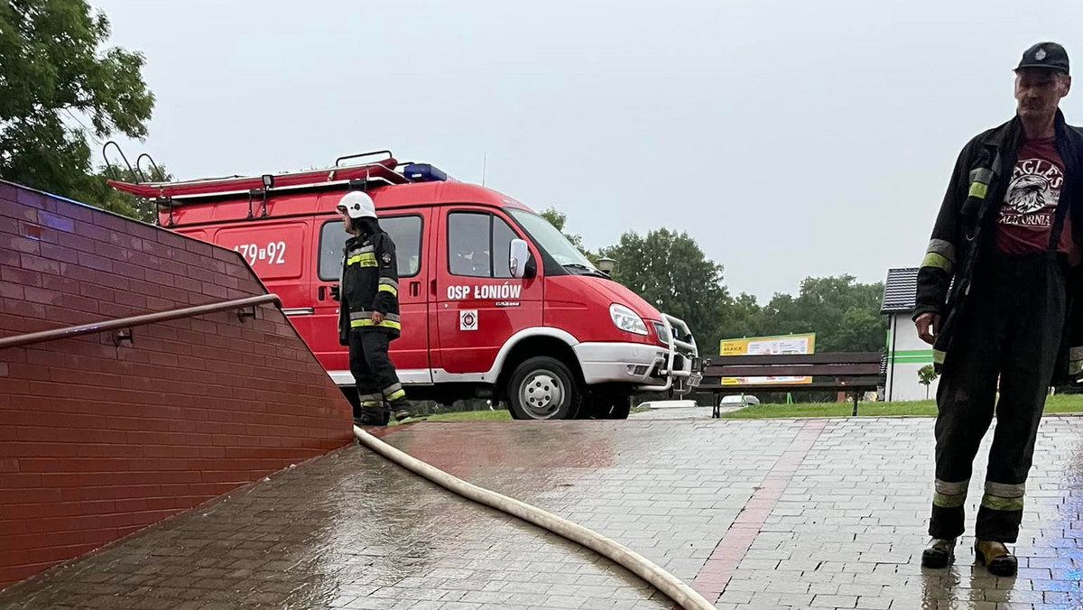 Opady deszczu, silny wiatr, burze. Interwencje strażaków w Świętokrzyskiem 