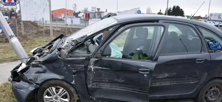 Ciężarówka staranowała Citroena. Policja: kierująca autem osobowym uderzyła w ciężarówkę. Sprawdzamy, kto ma rację