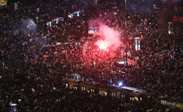 Uczestnicy protestu na rondzie Dmowskiego w Warszawie