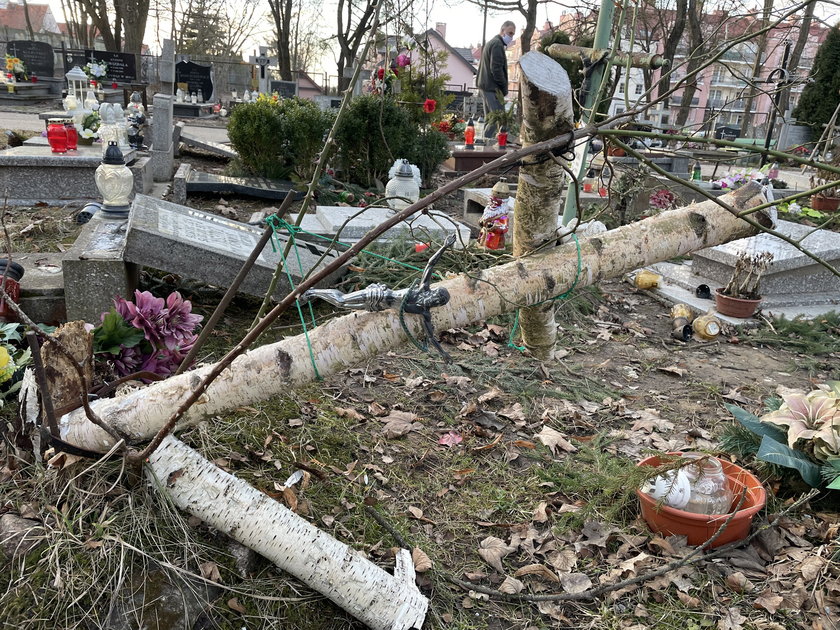 Barbarzyńcy zniszczyli groby maleńkich dzieci