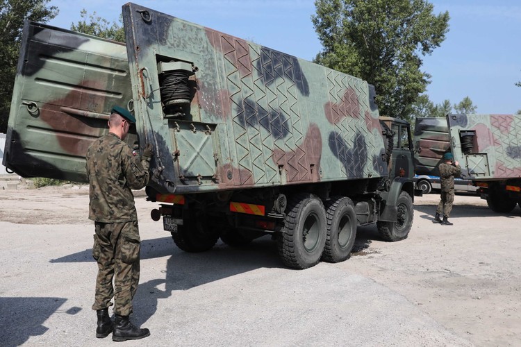 Przygotowania do montażu mostu pontonowego na Wiśle