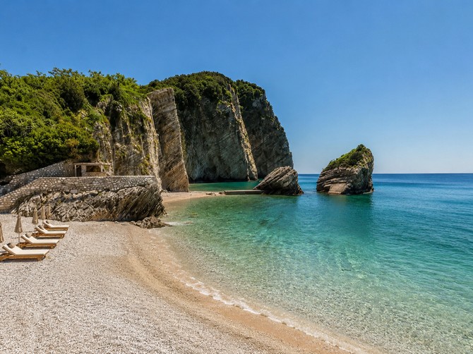 Plaža Havaji u Budvi, jedno od najlepših mesta na Jadranu