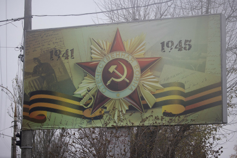 Rosyjski plakat propagandowy w Chersoniu, 13 listopada 2022 r.